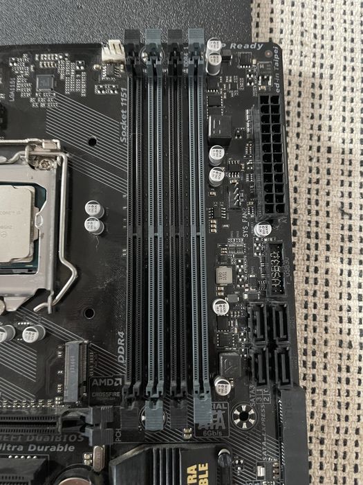 Placa de baza Gigabyte GA-B250M-D3H ( mic defect )+ Procesor i5 7400 .