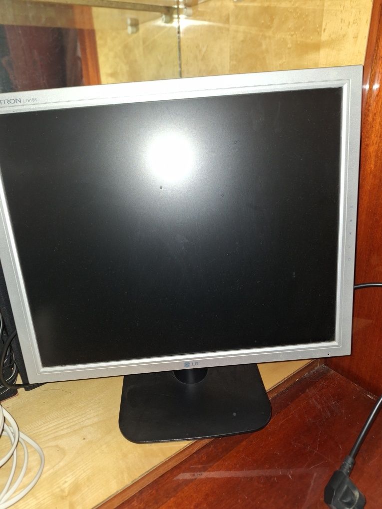 Vând monitorul de 19 inch LG