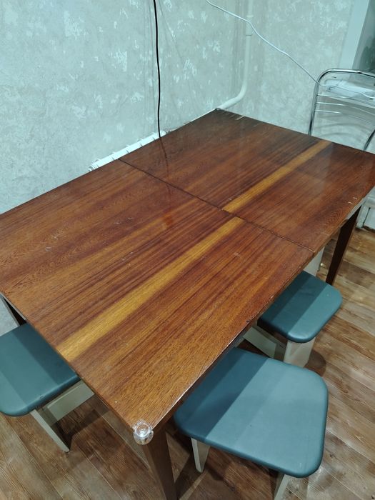 Продам стол лакированный