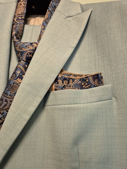 Vand costum de ocazie