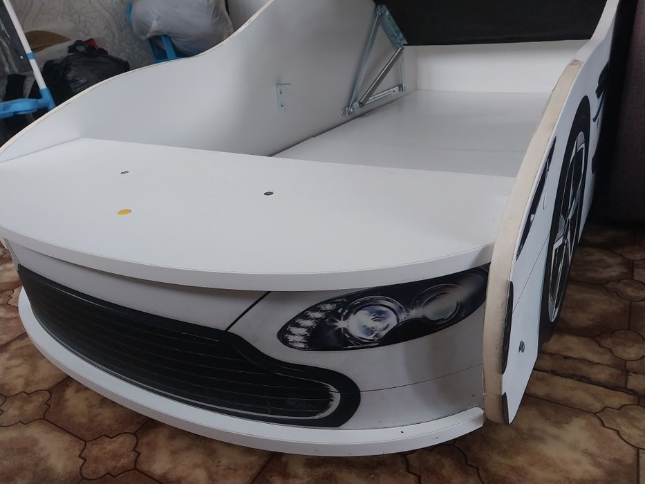 Продам детскую кровать машину