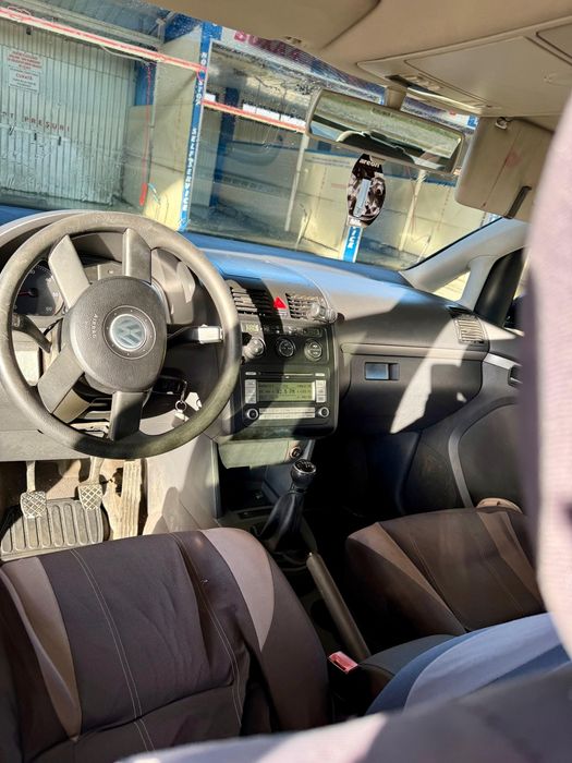 Vând Touran 1.9 TDI 2004 Culoare: Negru-preț 2000 Euro