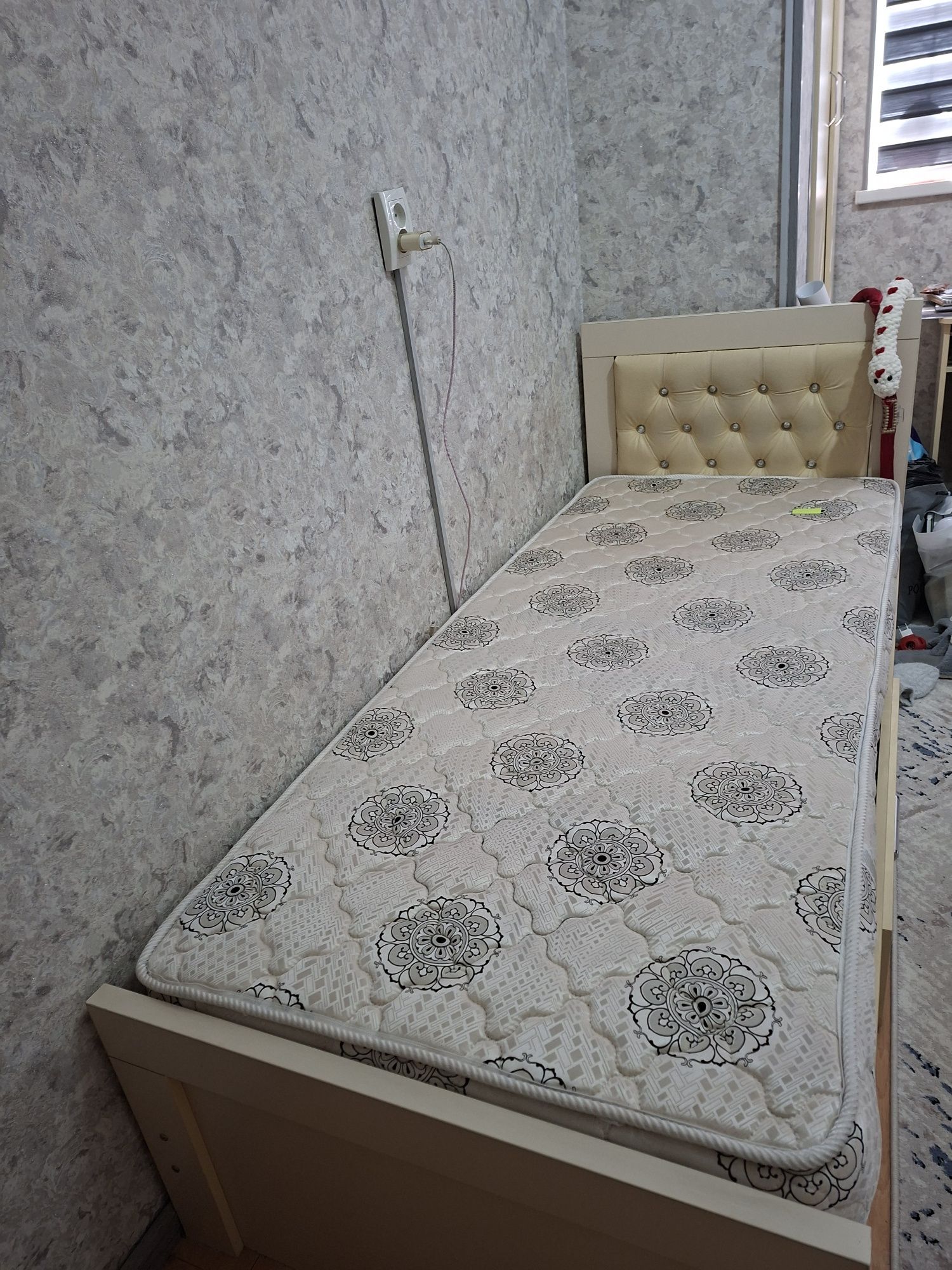 Кровати, честер и письменный стол