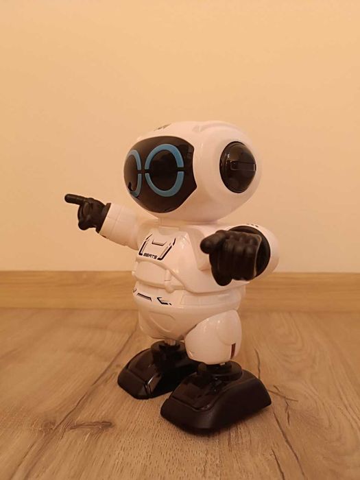 Роботче. Музикално и танцуващо.