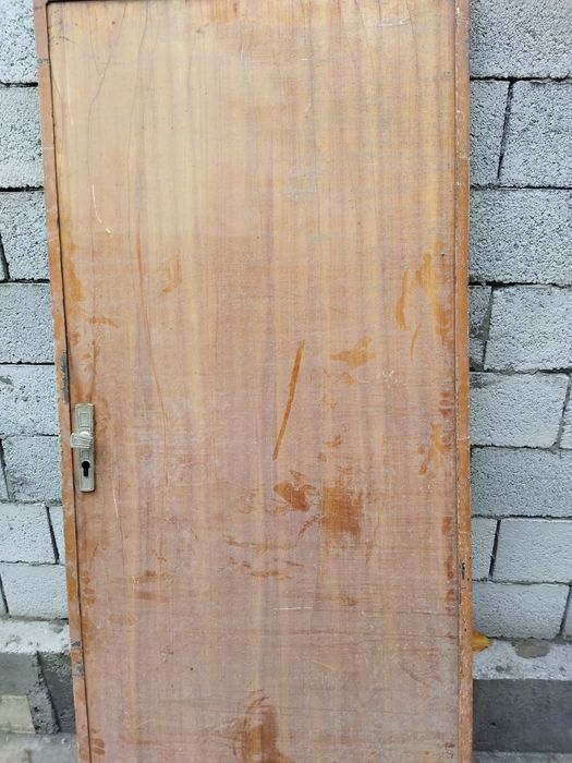 Kvaryiradan chiqqan ikkita temir eshik,juda mustahkam.