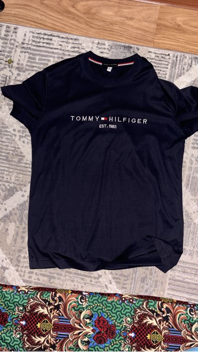 томи футболка.