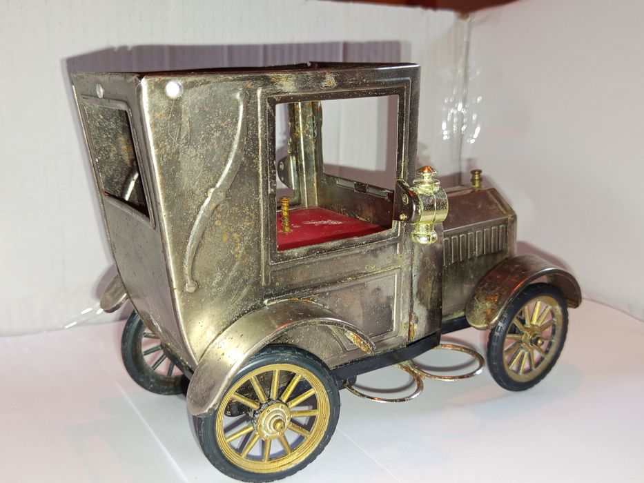 Machetă rară Ford 1918 din metal complet cu muzicuță