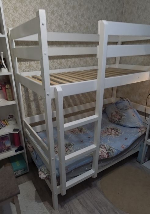 Продам двухъярусную кровать белая