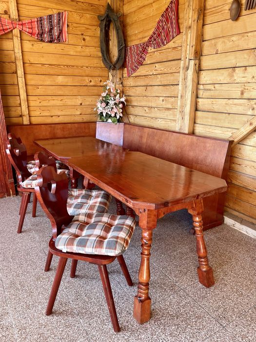 Coltar cu mese si scaune din lemn masiv