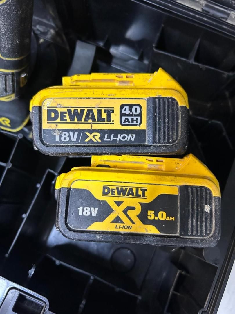 Polizor unghiular DeWalt DCG405, cu 2 acumulatoare,+incarcator  -D-