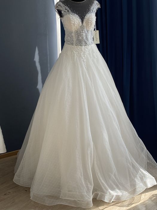 Kiyilgan va yangi kelin koylaklar sotuvda