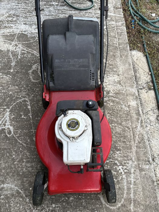 Masina de tuns iarba