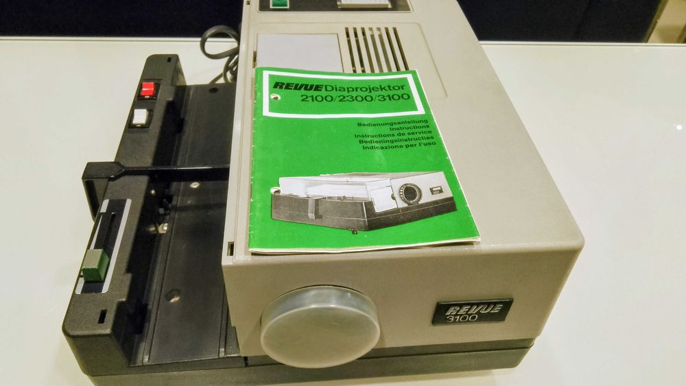 Diaproiector/Proiector diapozitive automat REVUE 3100 + CADOU