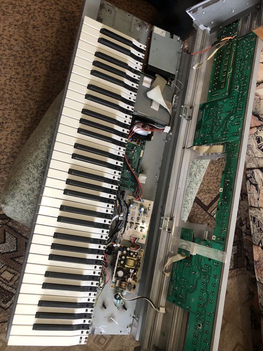 Продавам синтезатор korg pa1 xpro  на части