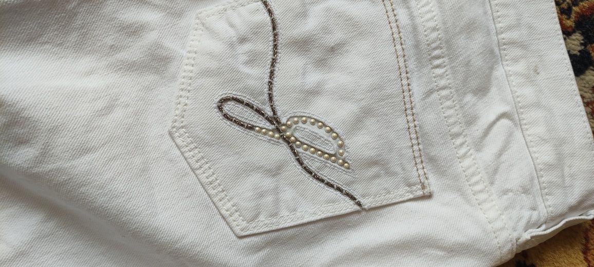 Pantaloni Guess albi cu perle