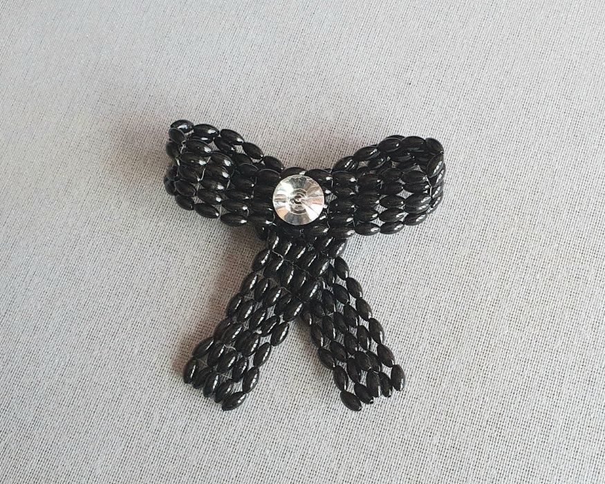 Brosa papion handmade din margele, creata de designer