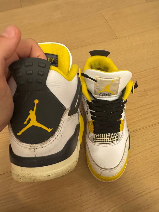 Adidas Jordan 4 si cu șirete albe (predare personală)