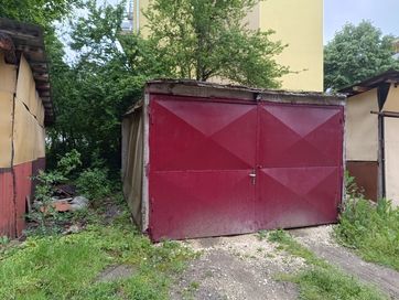 Бетонен гараж с метална врата