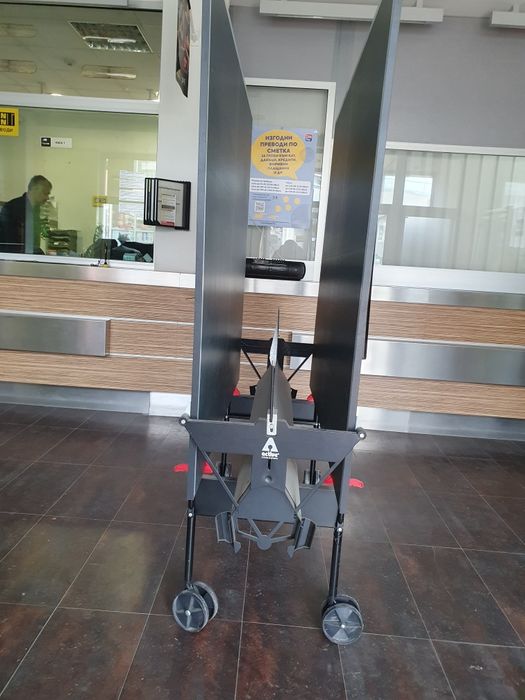 Тенис маса за закрито , без абсолютно никакви следи от употреба .