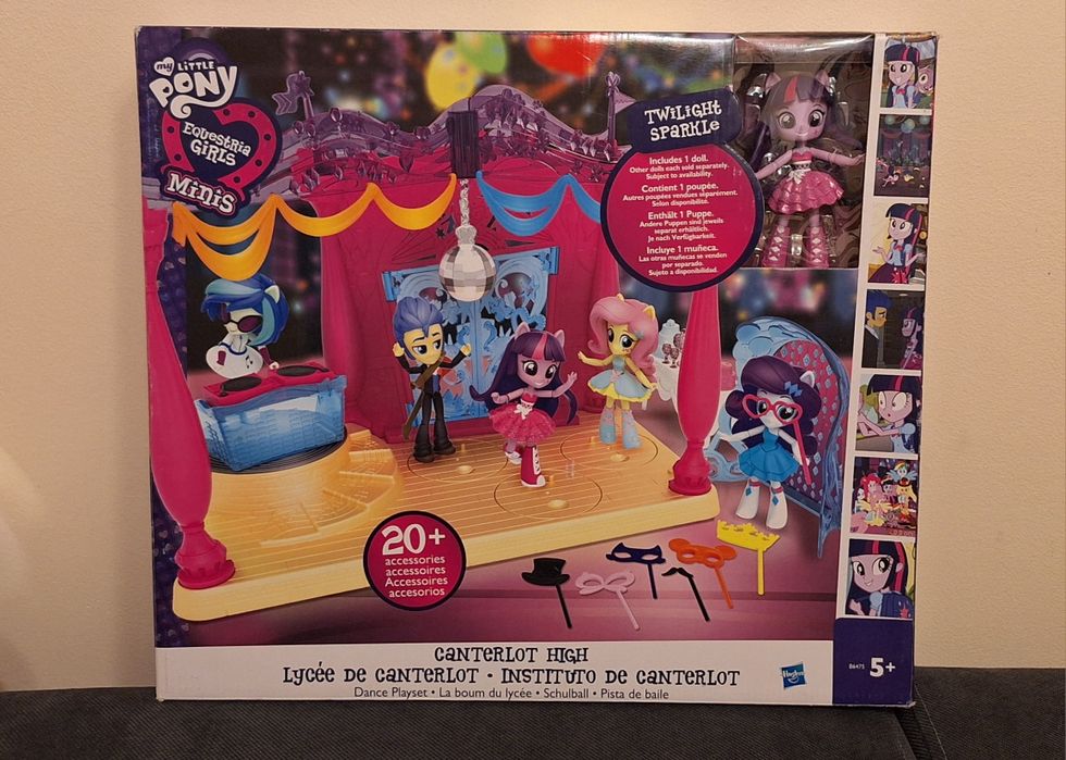 Scena liceului Canterlot poney