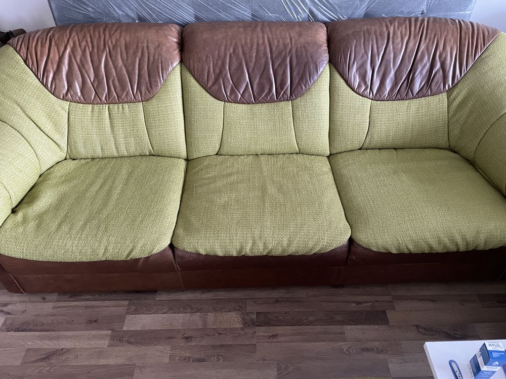 Canapea fixă de trei locuri