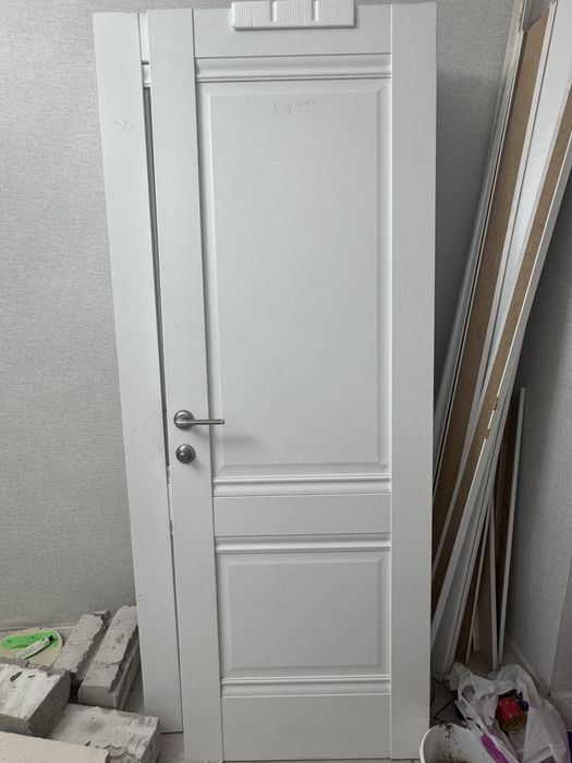 белые двери с косяком, каждая за 15.000