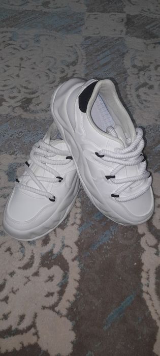 Срочно продаю новый кроссовки