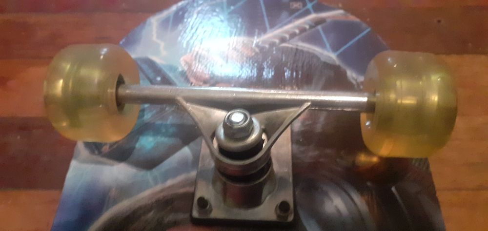 Продаёться скеит новый.длинна доски 78 см,ширина 20см.