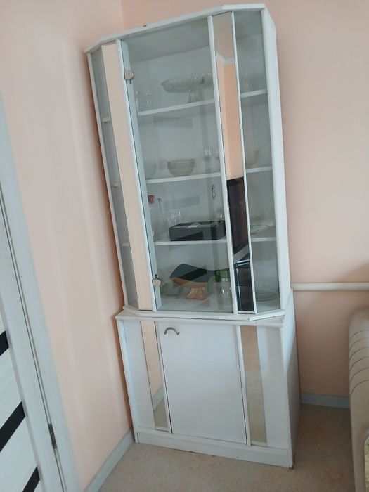 Продам сервант для гостинной в связи покупкой нового