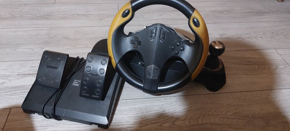 Vând ps4 slim, volan myria și 6 jocuri