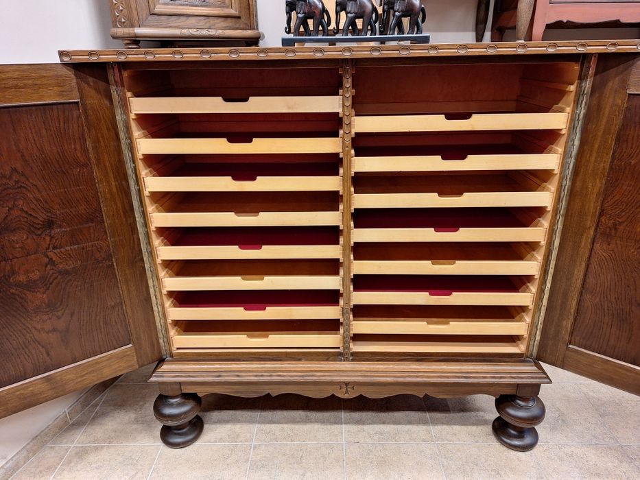 Гардероб, шкаф с богата дърворезба