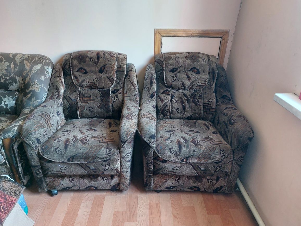 Продам не дорого   диван межкомнатные двери