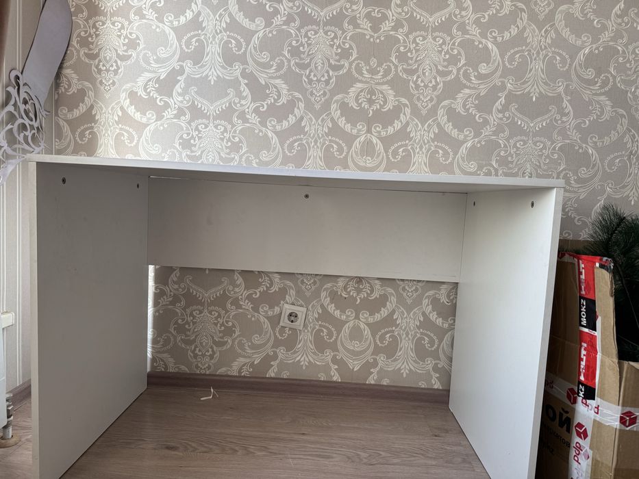 Продам стол белого цвета и стеллаж