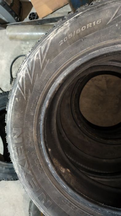 Продам комплект шин б.у шипованные на 205/60r16