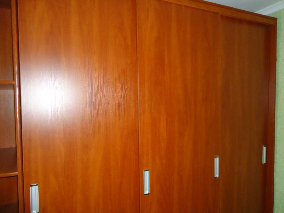 Новый очень большой и вместительный шкаф купе изготовлен на заказ.