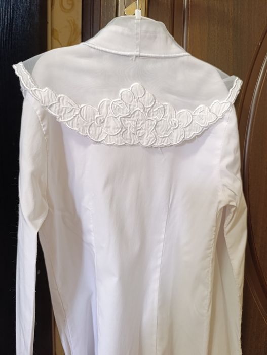 Продаются белые школьные рубашки.