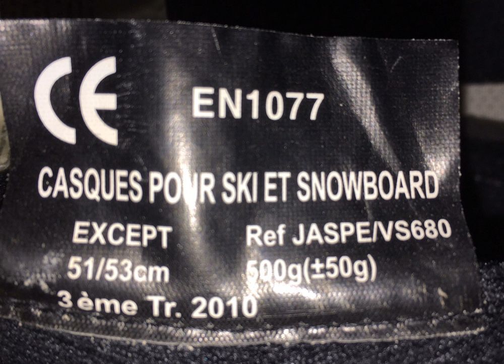 Каска за ски
