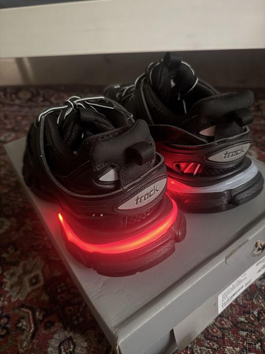 vand balenciaga track led