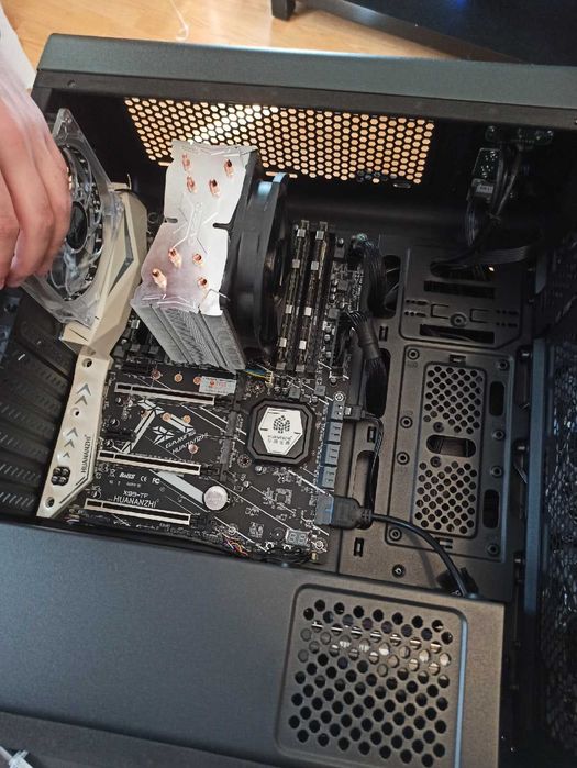 Игровой компьютер и монитор