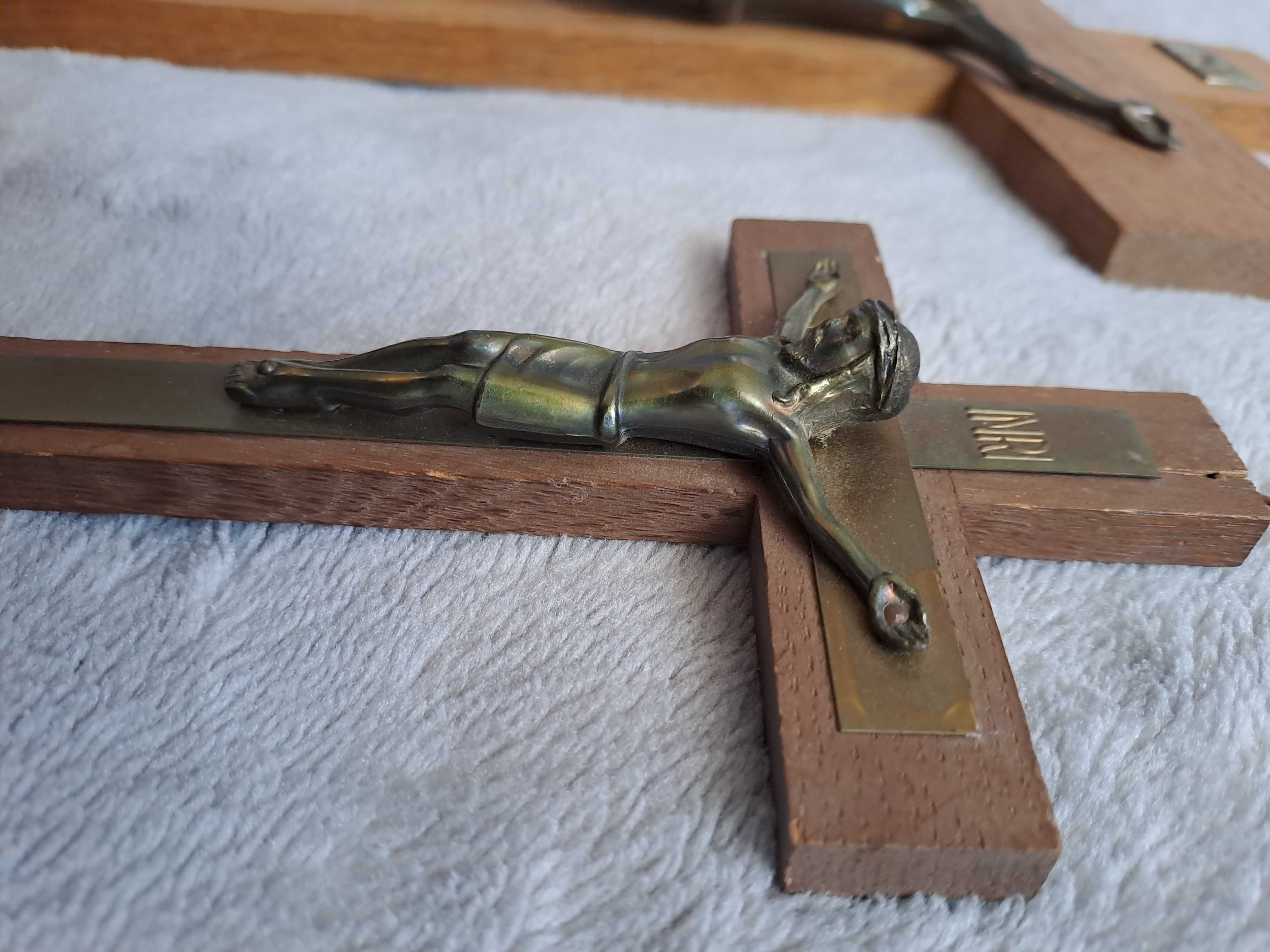crucifix lemn alama
