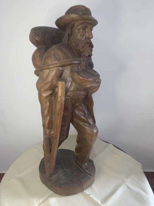 Statuie sculptata din lemn