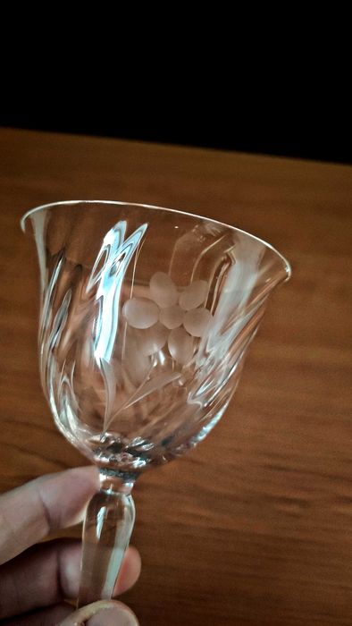 3 красиви и нежни кристални чаши за вино