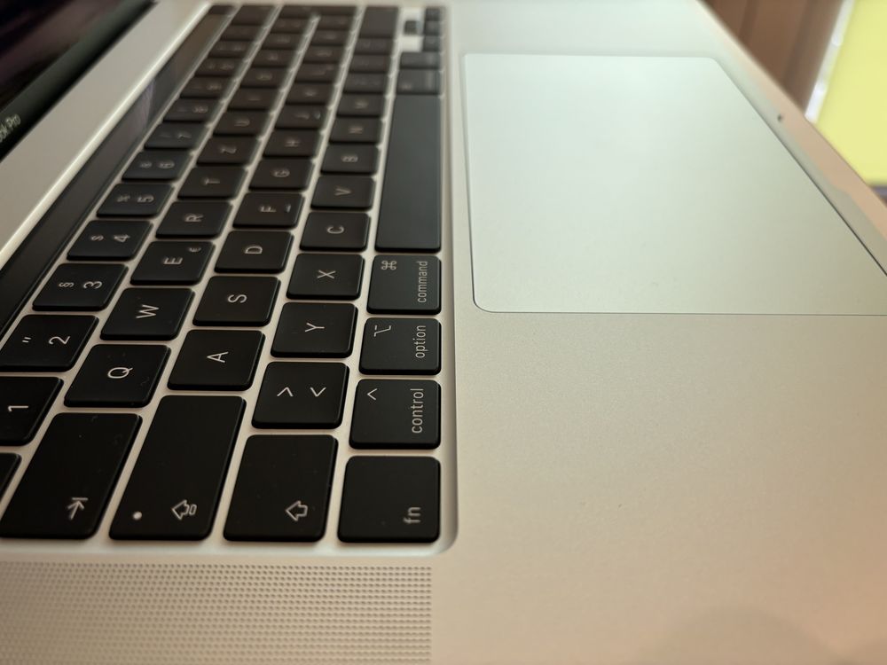 Apple MacBook Pro 16 touchbar