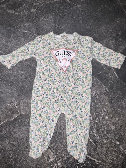 Лот за момиче 0-6 месеца Guess