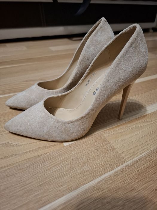 Обувки с ток бежави