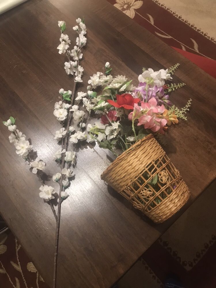 Ръчно плетена кошница с изкуствени цветя