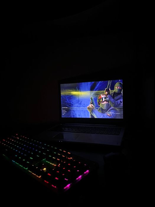 Ноутбук и клавиатура