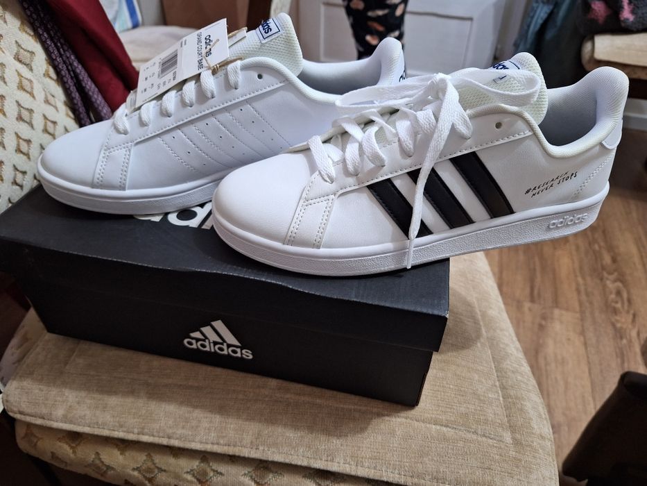 Adidasi albi marca Adidas