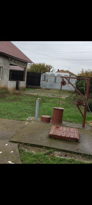 Vind casă plus curte de locuit