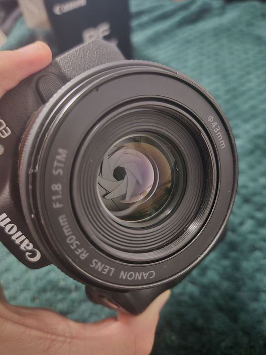 Canon R50 cu obiectiv rf 50mm f1.8